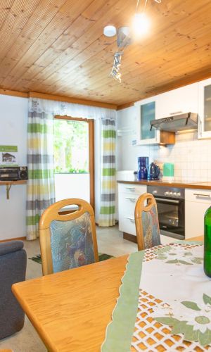 Ferienwohnung mit voll ausgestatteter Küche und Wohnbereich