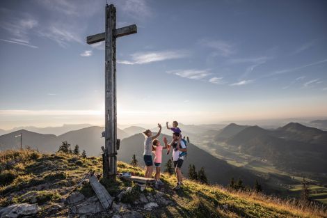 zwei Frauen beim Wandern an einem sonnigen Tag